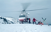 Akcja TOPR. Przekazanie poszkodowanej narciarki do smiglowca.
