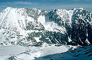 Tatry zima. Dolina Buczynowa, w dole schronisko w Dolinie Pieciu Stawow Polskich.