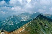 Tatry, jesien, z Kasprowego Wierchu, Czerwone Wierchy w tle, Posredni Goryczkowy, Czuba Goryczkowa. Granica Polski i Slowacji, szlak turystyczny.