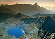 Tatry jesien, widok ze Swinicy na polnoc, w dole Zadni Staw w Dolinie Pieciu Stawow Polskich, Gladki Wierch, Gladka Przelecz i Walentkowy Wierch, Posrednia Gran i Garajowa Straznica.