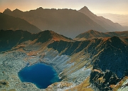 Tatry jesien, widok ze Swinicy na polnoc, w dole Zadni Staw w Dolinie Pieciu Stawow Polskich, Gladki Wierch, Gladka Przelecz i Walentkowy Wierch, Posrednia Gran i Garajowa Straznica.