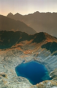 Tatry jesien, widok ze Swinicy na polnoc, w dole Zadni Staw w Dolinie Pieciu Stawow Polskich, Gladki Wierch, Gladka Przelecz.