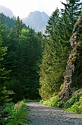 Tatry, lato, Dolina Strazyska, Brama Jelinka z pamiatkowa tablica, w tle Giewont.