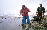 Tatry, zima, akcja TOPR, nurkowanie w Czarnym Stawie pod Rysami, poszukiwania zaginionych w lawinie licealistow z Tych. Ratownicy TOPR - Andrzej Blacha, Witold Cikowski asekuruja nurkujacych kolegow.