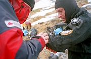 Tatry, zima, akcja TOPR, nurkowanie w Czarnym Stawie pod Rysami, poszukiwania zaginionych w lawinie licealistow z Tych. Ratownik TOPR - Witold Cikowski przygotowuje sie do nurkowania.