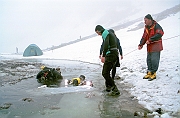 Tatry, zima, akcja TOPR, nurkowanie w Czarnym Stawie pod Rysami, poszukiwania zaginionych w lawinie licealistow z Tych. Asekuruje ratownik TOPR - Henryk Krol Legowski.