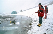 Tatry, zima, akcja TOPR, nurkowanie w Czarnym Stawie pod Rysami, poszukiwania zaginionych w lawinie licealistow z Tych. Asekuruje ratownik TOPR - Henryk Krol Legowski.