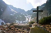 Tatry, zima, akcja TOPR, nurkowanie w Czarnym Stawie pod Rysami, poszukiwania zaginionych w lawinie licealistow z Tych. Podejscie nad Czarny Staw, krzyz na morenie, w tle Rysy.