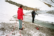 Tatry, zima, akcja TOPR, nurkowanie w Czarnym Stawie pod Rysami, poszukiwania zaginionych w lawinie licealistow z Tych. Asekurowany z brzegu, z urzadzeniem RECCO wchodzi na lod ratownik TOPR Tomek Witkowski.