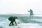 Tatry, zima, akcja TOPR, nurkowanie w Czarnym Stawie pod Rysami, poszukiwania zaginionych w lawinie licealistow z Tych. Przeszukiwanie tafli lodu.