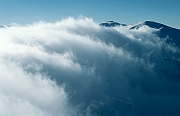 Tatry, zima, nad grania tworzy sie wal z chmur, wiatr halny.