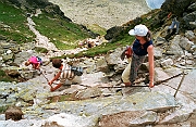 lipiec 2000, Swinica, Tatry, lato, zejscie ze Swinicy w kierunku Zawratu, wakacje to kolejki na tatrzanskich szlakach.