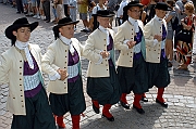 XXXV Miedzynarodowy Festiwal Folkloru Ziem Gorskich Zakopane 15-24 sierpnia 2003. Korowod zespolow festiwalowych - zespol z Francji 