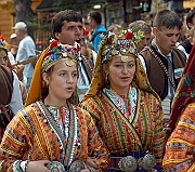 XXXV Miedzynarodowy Festiwal Folkloru Ziem Gorskich Zakopane 15-24 sierpnia 2003. Korowod zespolow festiwalowych - Bulgaria