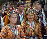 XXXV Miedzynarodowy Festiwal Folkloru Ziem Gorskich Zakopane 15-24 sierpnia 2003. Korowod zespolow festiwalowych - Bulgaria