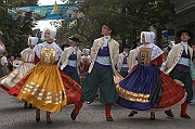 XXXV Miedzynarodowy Festiwal Folkloru Ziem Gorskich Zakopane 15-24 sierpnia 2003. Korowod zespolow festiwalowych - Francja.