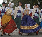 XXXV Miedzynarodowy Festiwal Folkloru Ziem Gorskich Zakopane 15-24 sierpnia 2003. Korowod zespolow festiwalowych - Francja.