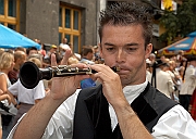 XXXV Miedzynarodowy Festiwal Folkloru Ziem Gorskich Zakopane 15-24 sierpnia 2003. Korowod zespolow festiwalowych.