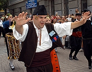 XXXV Miedzynarodowy Festiwal Folkloru Ziem Gorskich Zakopane 15-24 sierpnia 2003. Korowod zespolow festiwalowych - zespol z Grecji 
