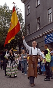 XXXV Miedzynarodowy Festiwal Folkloru Ziem Gorskich Zakopane 15-24 sierpnia 2003. Korowod zespolow festiwalowych - zespol z Hiszpanii 