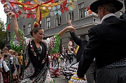 XXXV Miedzynarodowy Festiwal Folkloru Ziem Gorskich Zakopane 15-24 sierpnia 2003. Korowod zespolow festiwalowych - zespol z Hiszpanii 