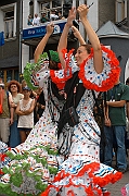 XXXV Miedzynarodowy Festiwal Folkloru Ziem Gorskich Zakopane 15-24 sierpnia 2003. Korowod zespolow festiwalowych - zespol z Hiszpanii 