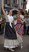 XXXV Miedzynarodowy Festiwal Folkloru Ziem Gorskich Zakopane 15-24 sierpnia 2003. Korowod zespolow festiwalowych - zespol z Hiszpanii 