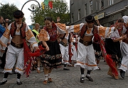 XXXV Miedzynarodowy Festiwal Folkloru Ziem Gorskich Zakopane 15-24 sierpnia 2003. Korowod zespolow festiwalowych - zespol ze Slowacji 