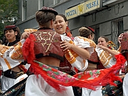 XXXV Miedzynarodowy Festiwal Folkloru Ziem Gorskich Zakopane 15-24 sierpnia 2003. Korowod zespolow festiwalowych - zespol ze Slowacji 