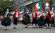 XXXV Miedzynarodowy Festiwal Folkloru Ziem Gorskich Zakopane 15-24 sierpnia 2003. Korowod zespolow festiwalowych - zespol z Wloch 