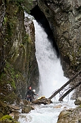 Tatry, jesien, Wodogrzmoty Mickiewicza, canyoning, cwiczenia TOPR w ratownictwie. Ratownik TOPR - Jacek Bronski i Sebastian Szadkowski.