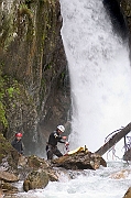 Tatry, jesien, Wodogrzmoty Mickiewicza, canyoning, cwiczenia TOPR w ratownictwie. Ratownik TOPR - Jacek Bronski i Sebastian Szadkowski.