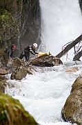 Tatry, jesien, Wodogrzmoty Mickiewicza, canyoning, cwiczenia TOPR w ratownictwie. Ratownik TOPR - Jacek Bronski i Sebastian Szadkowski.