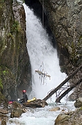 Tatry, jesien, Wodogrzmoty Mickiewicza, canyoning, cwiczenia TOPR w ratownictwie. Ratownik TOPR - Jacek Bronski i Sebastian Szadkowski.