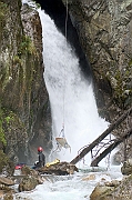 Tatry, jesien, Wodogrzmoty Mickiewicza, canyoning, cwiczenia TOPR w ratownictwie. Ratownik TOPR - Jacek Bronski i Sebastian Szadkowski.