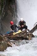 Tatry, jesien, Wodogrzmoty Mickiewicza, canyoning, cwiczenia TOPR w ratownictwie. Ratownik TOPR - Jacek Bronski i Sebastian Szadkowski.