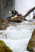 Tatry, jesien, Wodogrzmoty Mickiewicza, canyoning, cwiczenia TOPR w ratownictwie. Ratownik TOPR - Jacek Bronski i Sebastian Szadkowski.