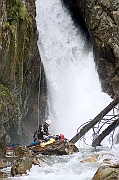 Tatry, jesien, Wodogrzmoty Mickiewicza, canyoning, cwiczenia TOPR w ratownictwie. Ratownik TOPR - Jacek Bronski i Sebastian Szadkowski.