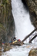 Tatry, jesien, Wodogrzmoty Mickiewicza, canyoning, cwiczenia TOPR w ratownictwie. Ratownik TOPR - Jacek Bronski i Sebastian Szadkowski.