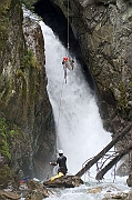 Tatry, jesien, Wodogrzmoty Mickiewicza, canyoning, cwiczenia TOPR w ratownictwie. Ratownik TOPR - Jacek Bronski i Sebastian Szadkowski.