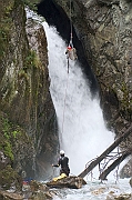 Tatry, jesien, Wodogrzmoty Mickiewicza, canyoning, cwiczenia TOPR w ratownictwie. Ratownik TOPR - Jacek Bronski i Sebastian Szadkowski.