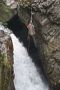 Tatry, jesien, Wodogrzmoty Mickiewicza, canyoning, cwiczenia TOPR w ratownictwie. Ratownik TOPR - Sebastian Szadkowski.