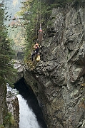 Tatry, jesien, Wodogrzmoty Mickiewicza, canyoning, cwiczenia TOPR w ratownictwie. Ratownik TOPR - Grzesiek Bargiel i Sebastian Szadkowski.