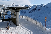 Tatry , zima, Kasprowy Wierch, zmodernizowany wyciag PKL, gorna stacja wyciagu z Kotla Gasienicowego. Snowboard.