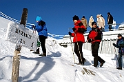 Tatry , zima, Kasprowy Wierch, turysci pokonuja ostatnie podejscie na wierzcholek. Z wierzcholka mozliwosc zejscia do Kuznic.