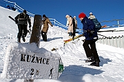 Tatry , zima, Kasprowy Wierch, turysci pokonuja ostatnie podejscie na wierzcholek. Z wierzcholka mozliwosc zejscia do Kuznic.