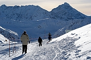 Tatry, zima, Kasprowy Wierch, w tle Sucha Przelecz i Krywan. Turystyka, narty i narciarze.