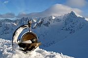 Tatry, zima, Kasprowy Wierch, obserwatorium Instytutu Meteorologii i Gospodarki Wodnej ( IMGW), instrumenty pomiarowe, tu heliograf, w tle Swinica.