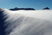 Tatry , zima, Kasprowy Wierch, widoczny wal halnego i chmury przelewajace przez Gran Glowna Tatr.