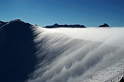 Tatry , zima, Kasprowy Wierch, widoczny wal halnego i chmury przelewajace przez Gran Glowna Tatr.